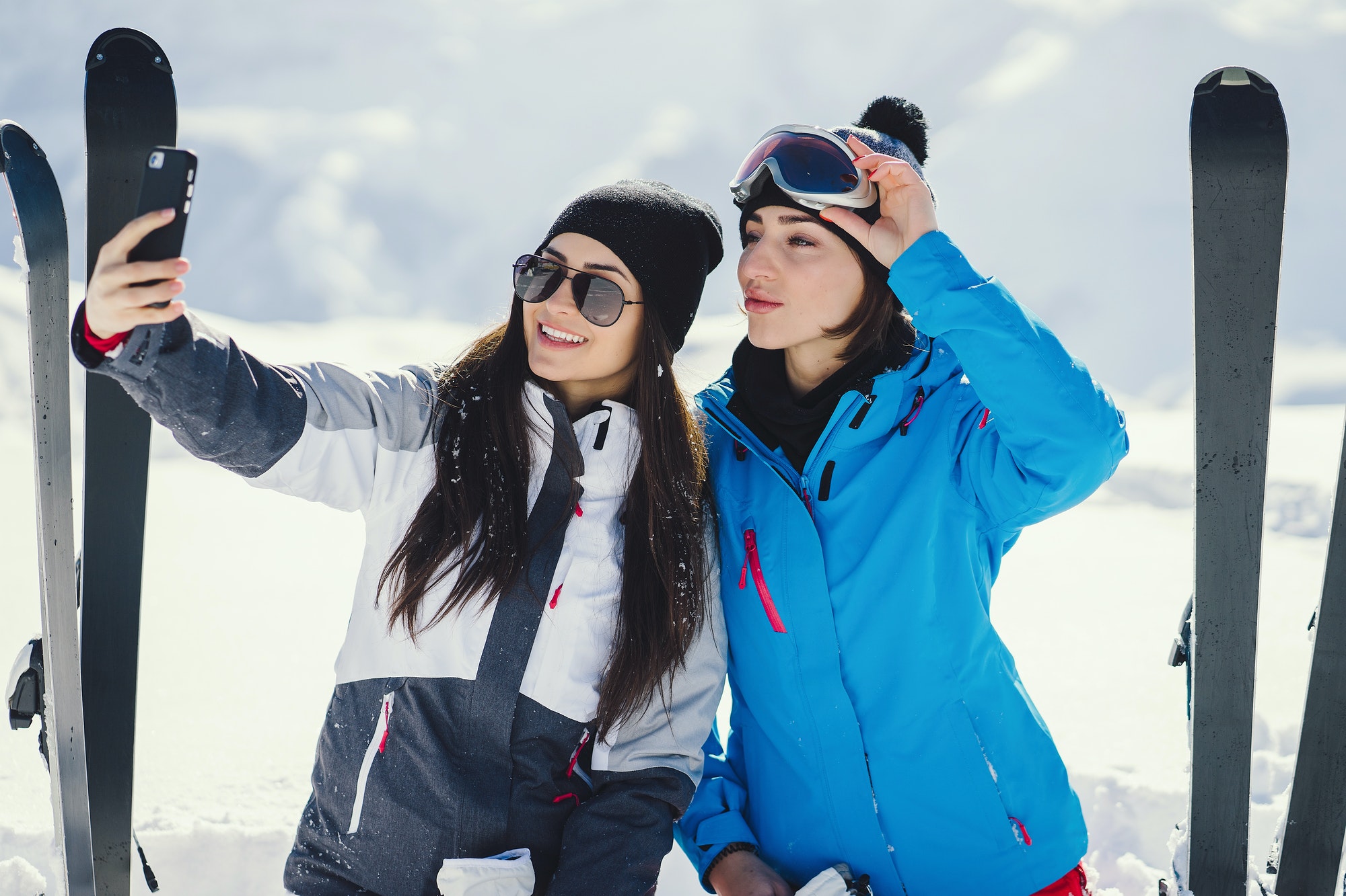 girls-with-ski.jpg